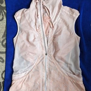 Lululemon vest. Airy fabric, looks elegant, S size..